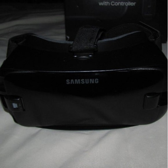 Oculus Samsung Gear VR Headset With Controller & Accessories - Picture 2 of 12